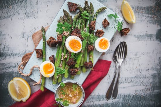 Parsaa, broccoliinia ja varsikukkakaalia – pääsiäisen herkullisimmat reseptit