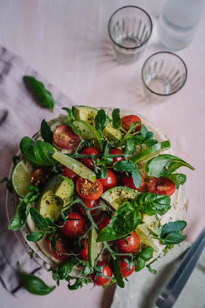 Kevään juhlien kohokohta on tortillavoileipäkakku! - Satokausikalenteri