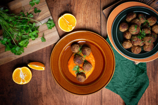 Värien voimaa lautaselle – appelsiini ja porkkana piristävät parempia lihapyöryköitä