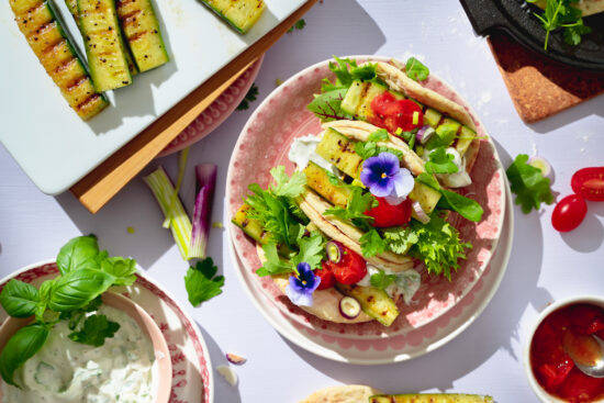 Puhtaasti kotimaista kasvisruokaa kesään, nyt kokkaillaan vegaanisia Satokausi-tacoja!