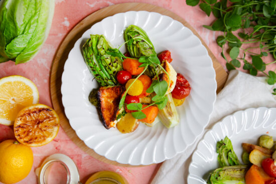 Upeassa uunifetasalaatissa maistuu kevät – tämän salaatin voit valmistaa kokonaan grillissä!