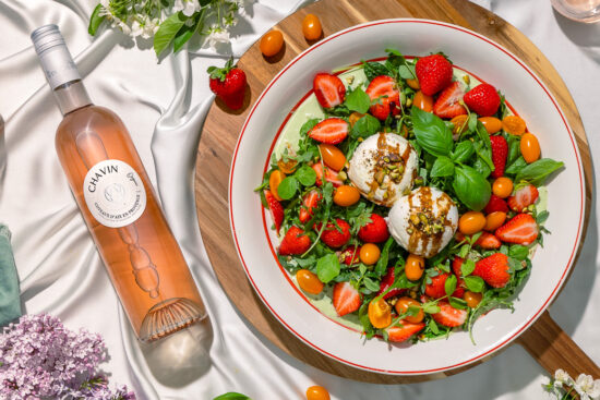 Kesäisen juhlapöydän tähdet: Chavin Coteaux d’Aix en Provence Rosé Organic ja hurmaava mansikkasalaatti