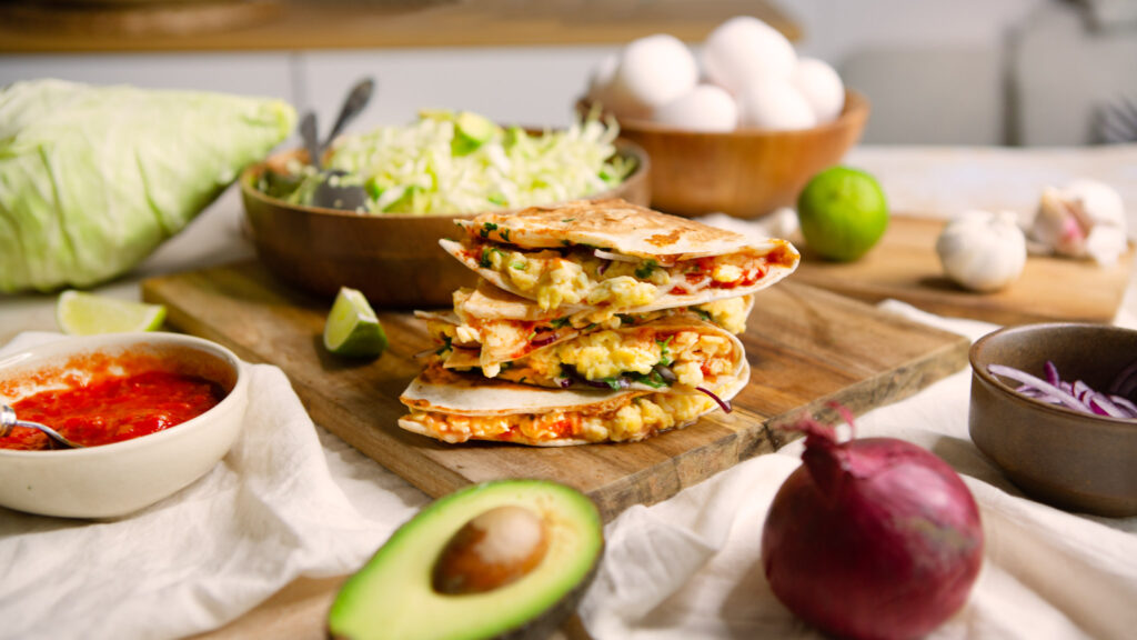 Munakokkeliquesadillat ja suippokaali-avokadosalaatti