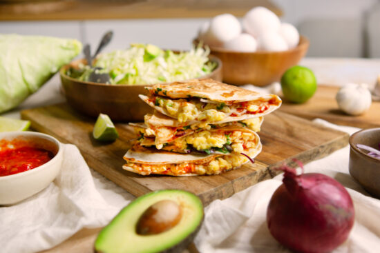 Munakokkeliquesadillat ja suippokaali-avokadosalaatti