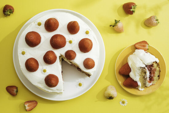 Mansikka-ruusuhillo ja mökkikakku – kesän makein leivos
