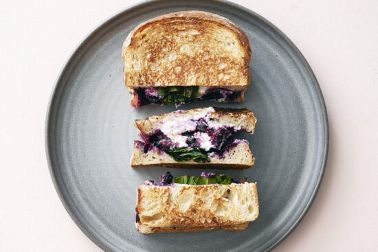 Mustikka ja vuohenjuusto ovat erinomainen pari! Kurkkaa tyylikkään toastin ohje